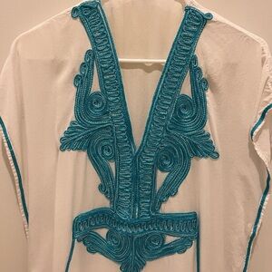 Source Unknown White and Teal Embroidered Cover-Up